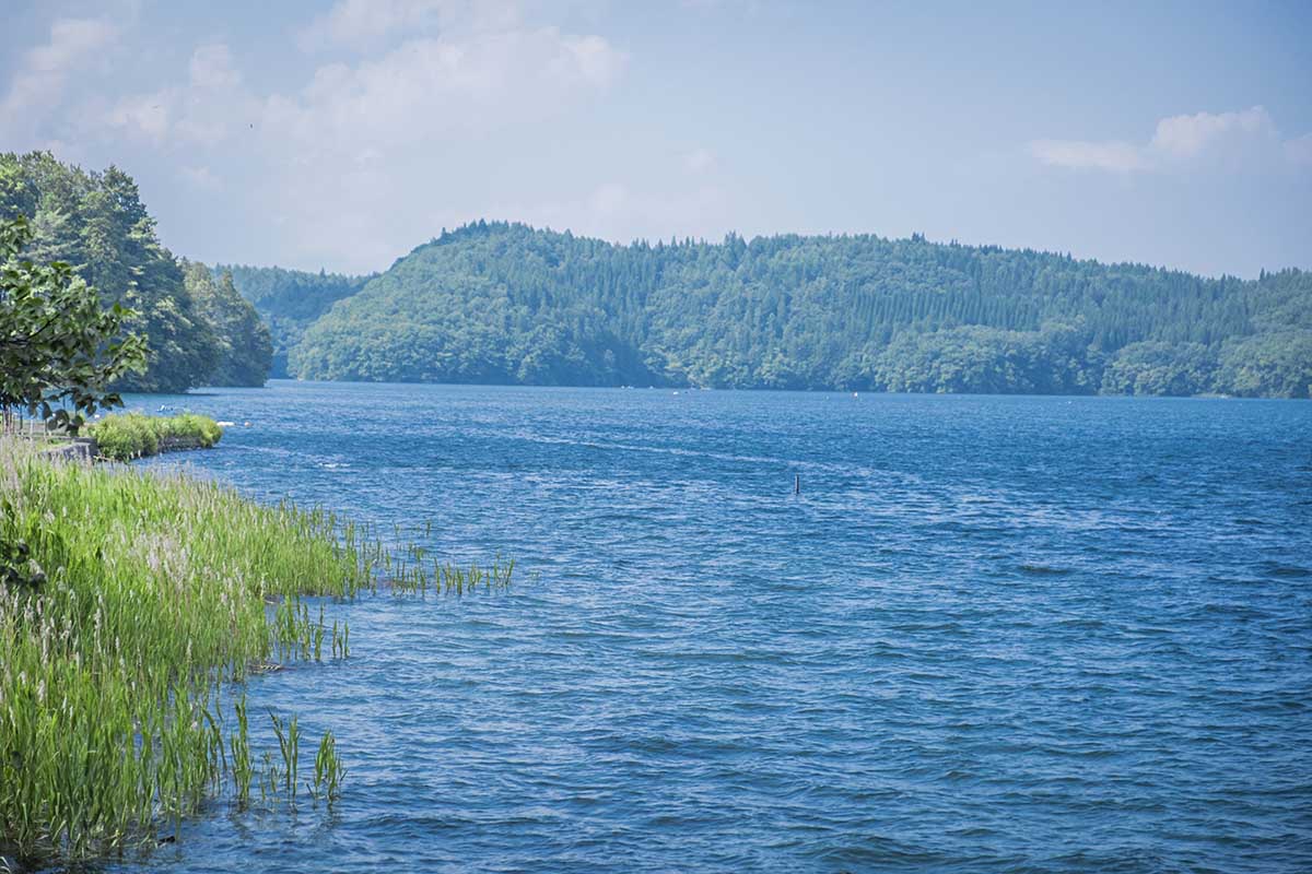 テラスからそのまま青木湖へ。誰の目も気にせず一瞬で入水できる、贅沢なパーソナルスペース。