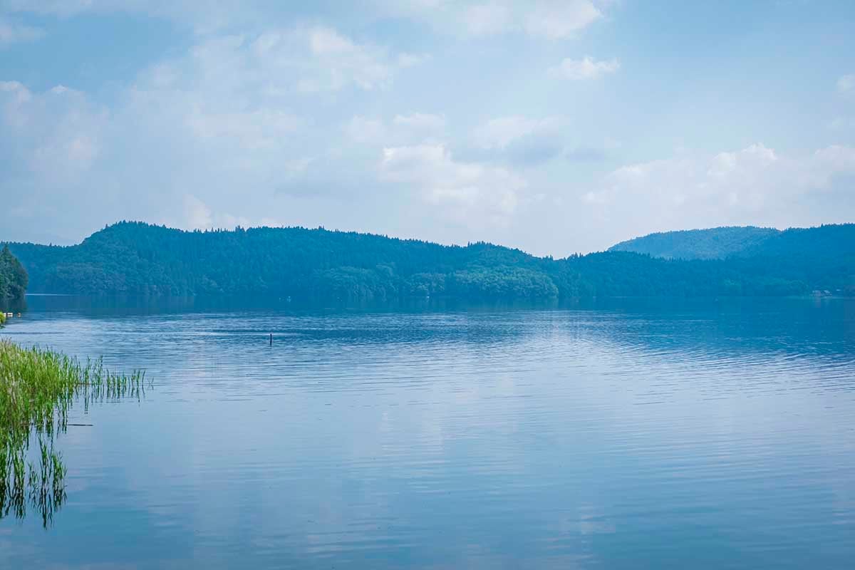 テラスからそのまま青木湖へ。誰の目も気にせず一瞬で入水できる、贅沢なパーソナルスペース。