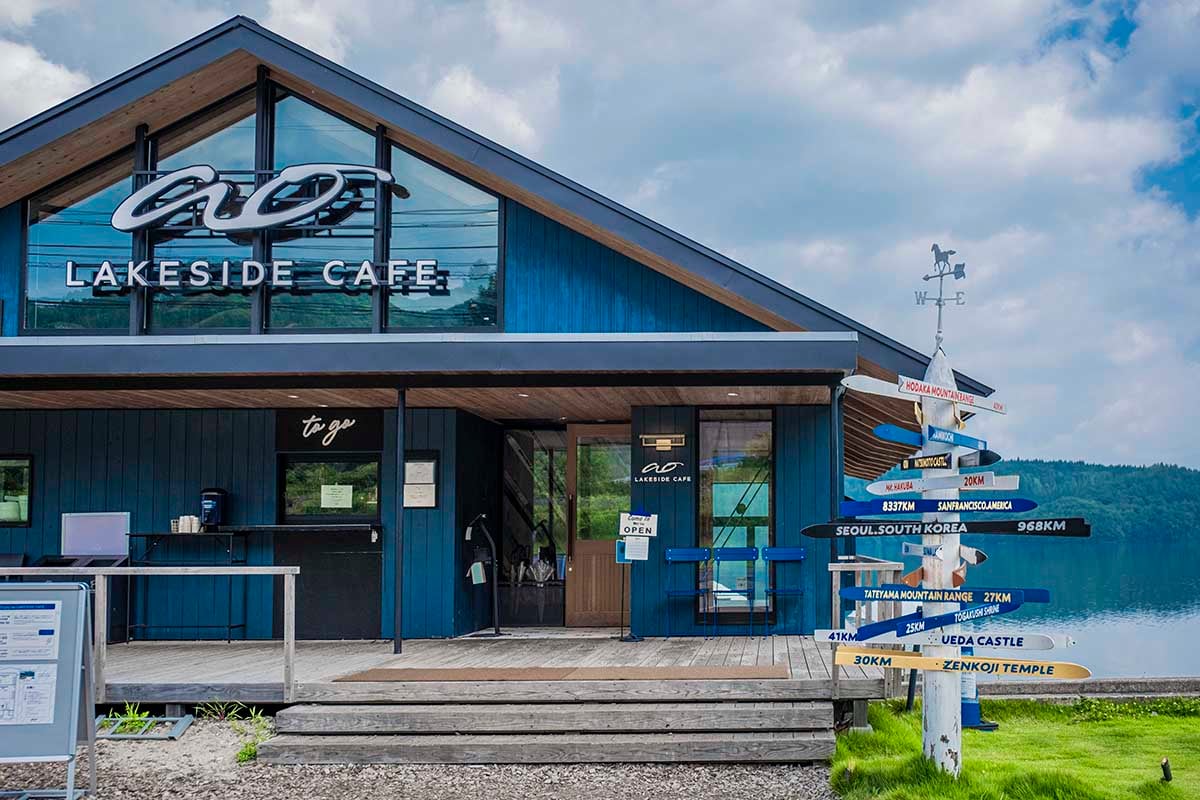青木湖畔に佇む「ao LAKESIDE CAFE」。カヤックやボートでそのまま湖から立ち寄れるのも魅力だ。