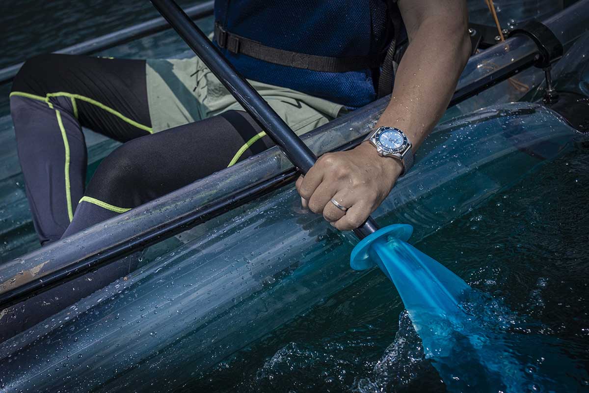 300m防水の頼もしさ。水辺のアクティビティを心から楽しむための、心強いパートナー。