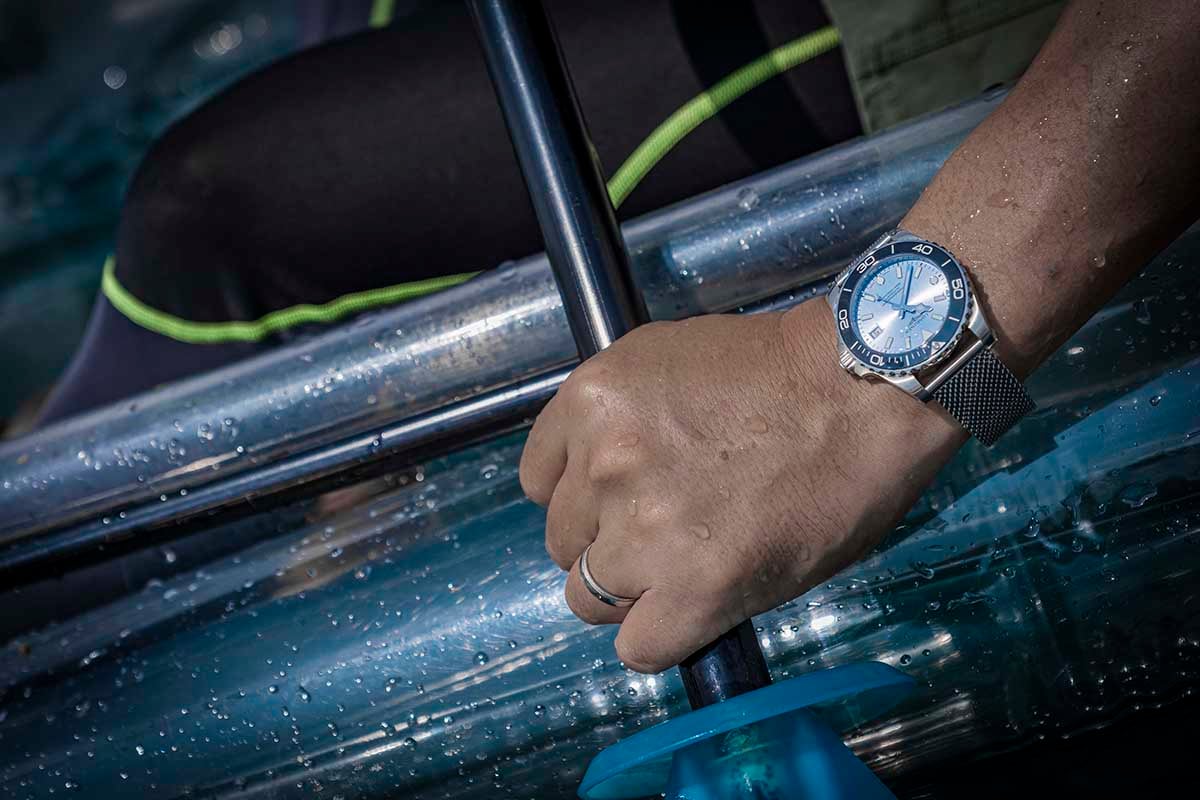 300m防水の頼もしさ。水辺のアクティビティを心から楽しむための、心強いパートナー。