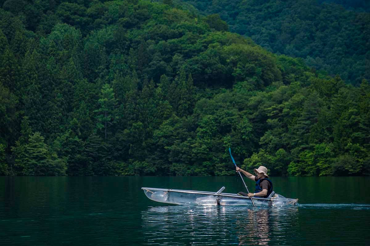 北アルプスの豊かな自然と静かな水鏡を遠望しながら、ゆっくりとパドルを漕ぎ進める。