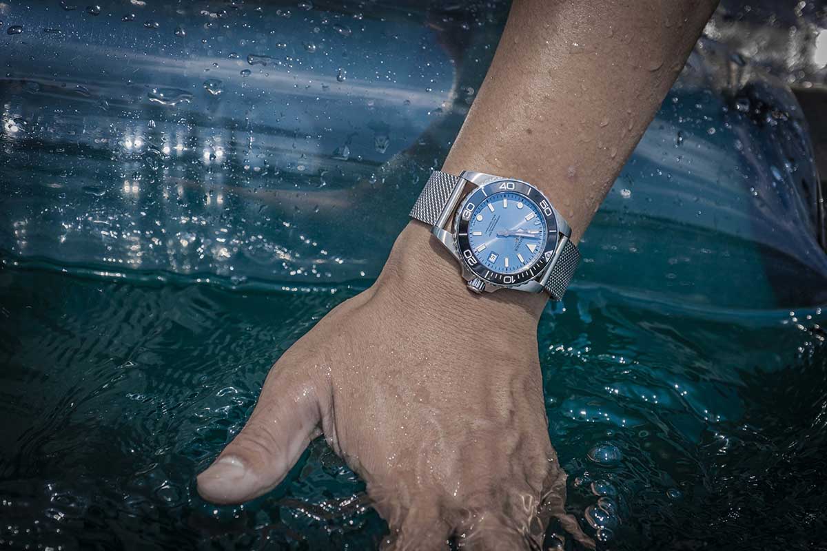 300m防水の頼もしさ。水辺のアクティビティを心から楽しむための、心強いパートナー。