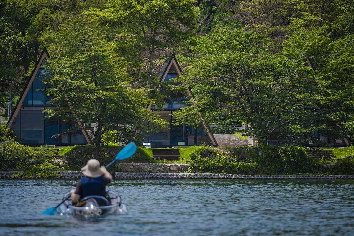 静かな水面を滑るように進み、湖畔にひっそりと佇む『SUI』の専用桟橋へ。