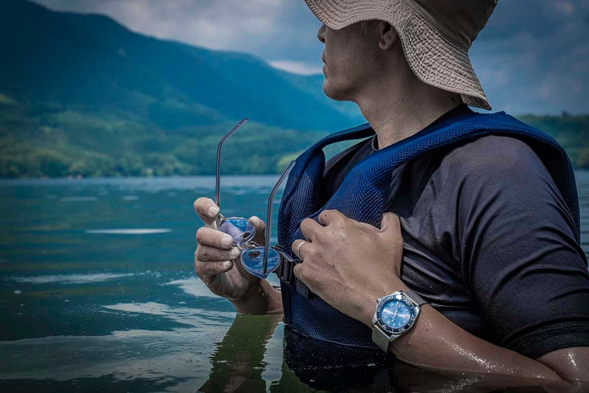 300m防水の頼もしさ。水辺のアクティビティを心から楽しむための、心強いパートナー。