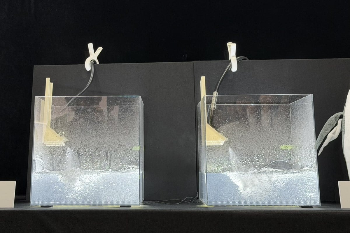ノズルから水を噴射し、水中にマイクロバブルが広がる状態を可視化した実演。微細水滴と気泡の違いを、実際の水流と泡の密度で分かりやすく示していた。