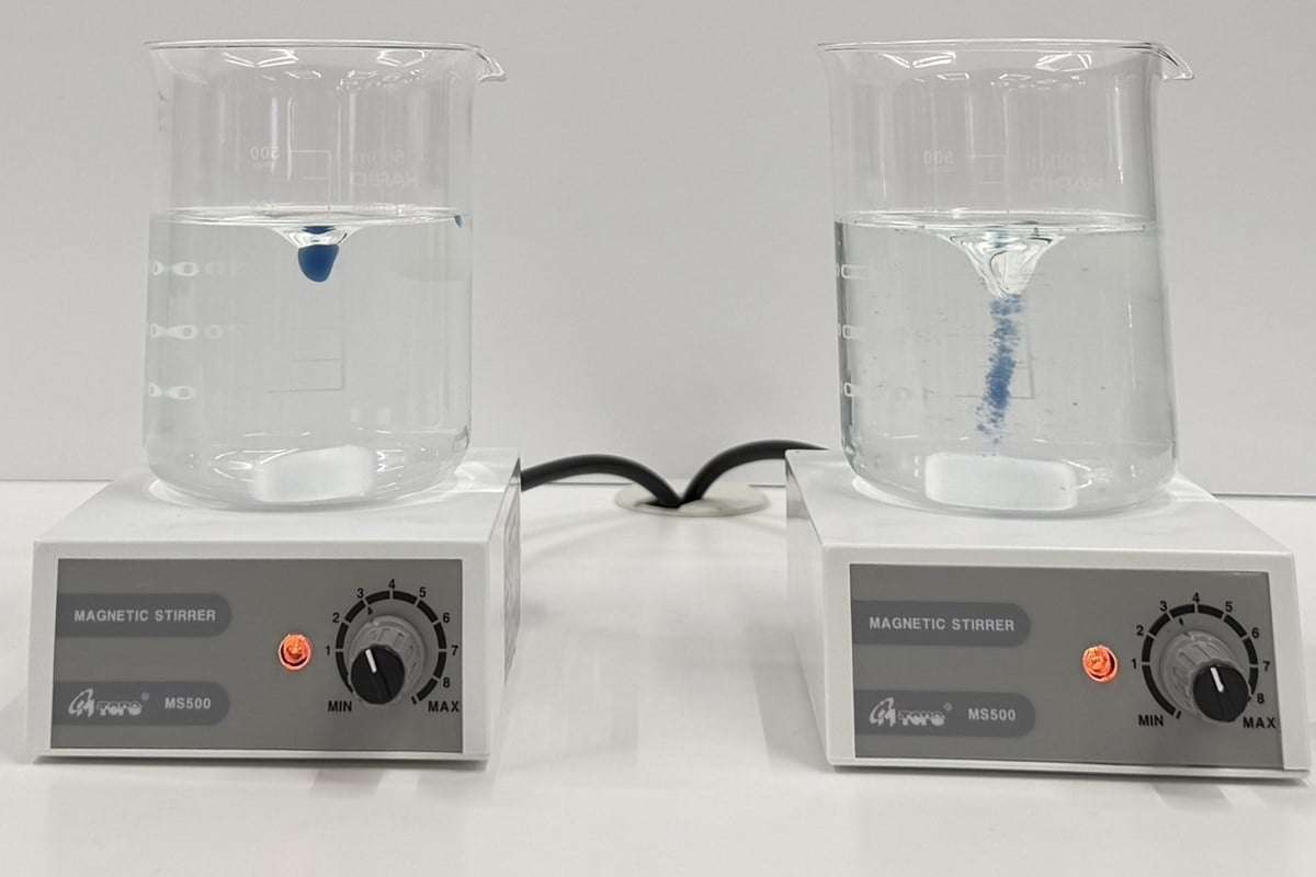 マイクロバブルの有無で、洗剤液に落とした油の分散状態を比べた実験。泡が油汚れにどう働きかけるかを示す一方、実際の洗い上がりは衣類や洗剤、汚れの種類でも変わる点は見極めたい。