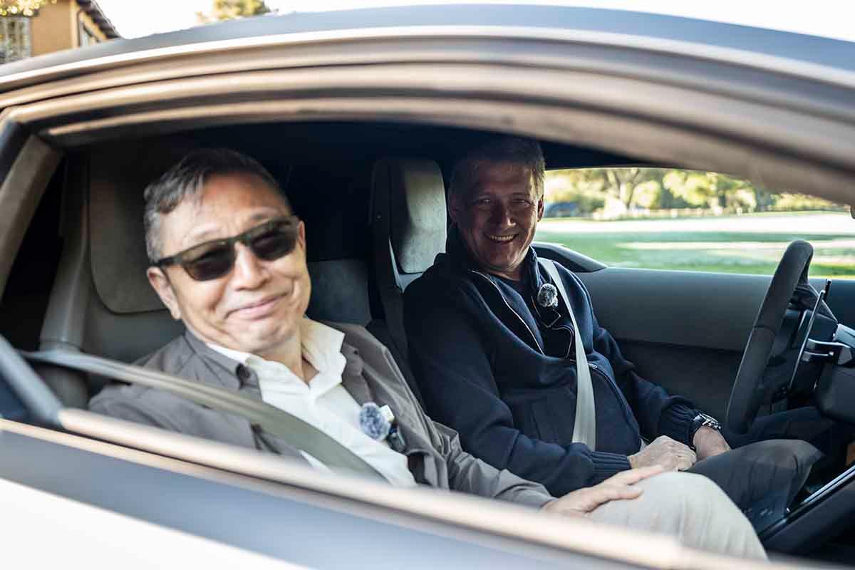 筆者の大谷達也氏（手前）と、アウディのCEOゲルノート・デルナー氏