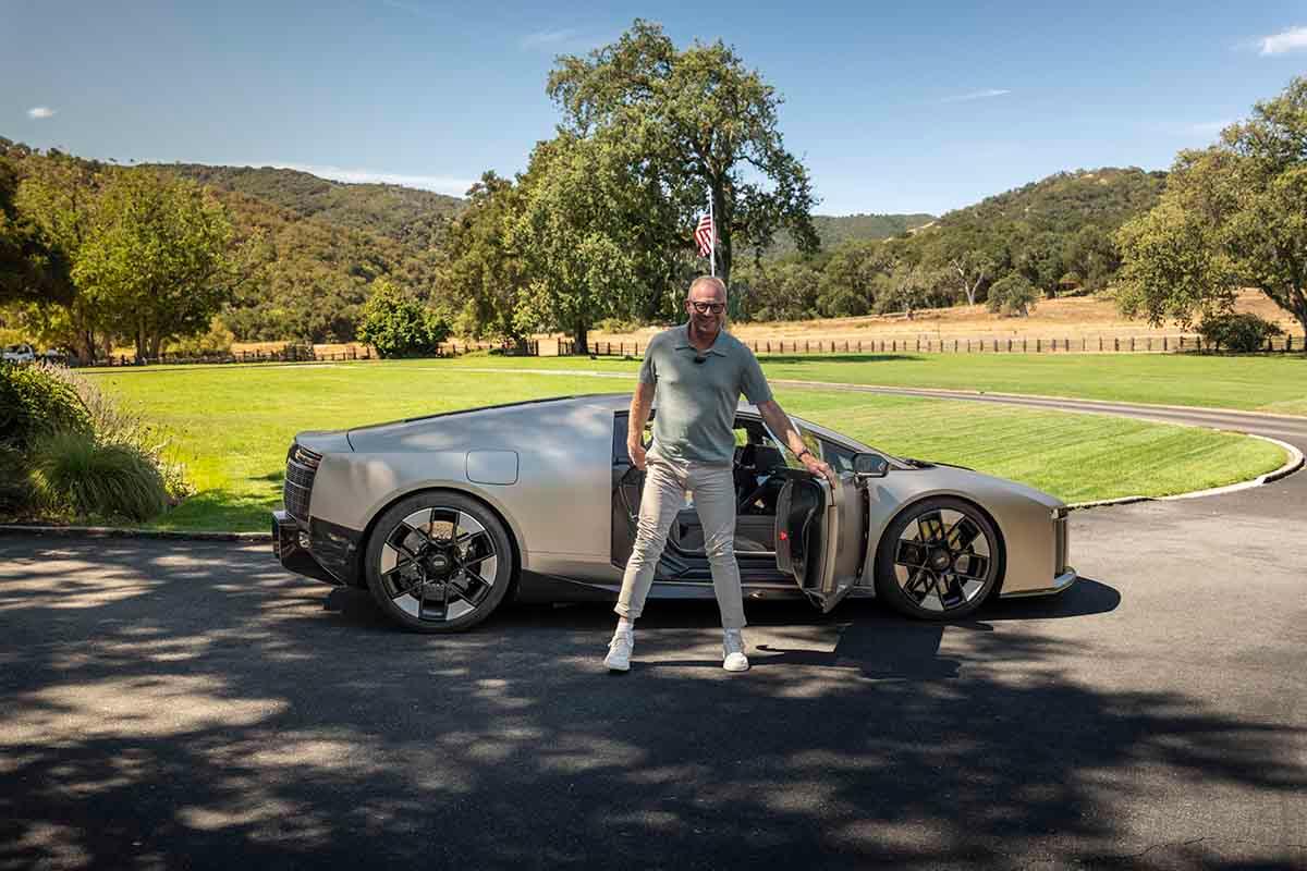 アウディ新型「ヌヴォラーリ」と筆者の大谷達也氏