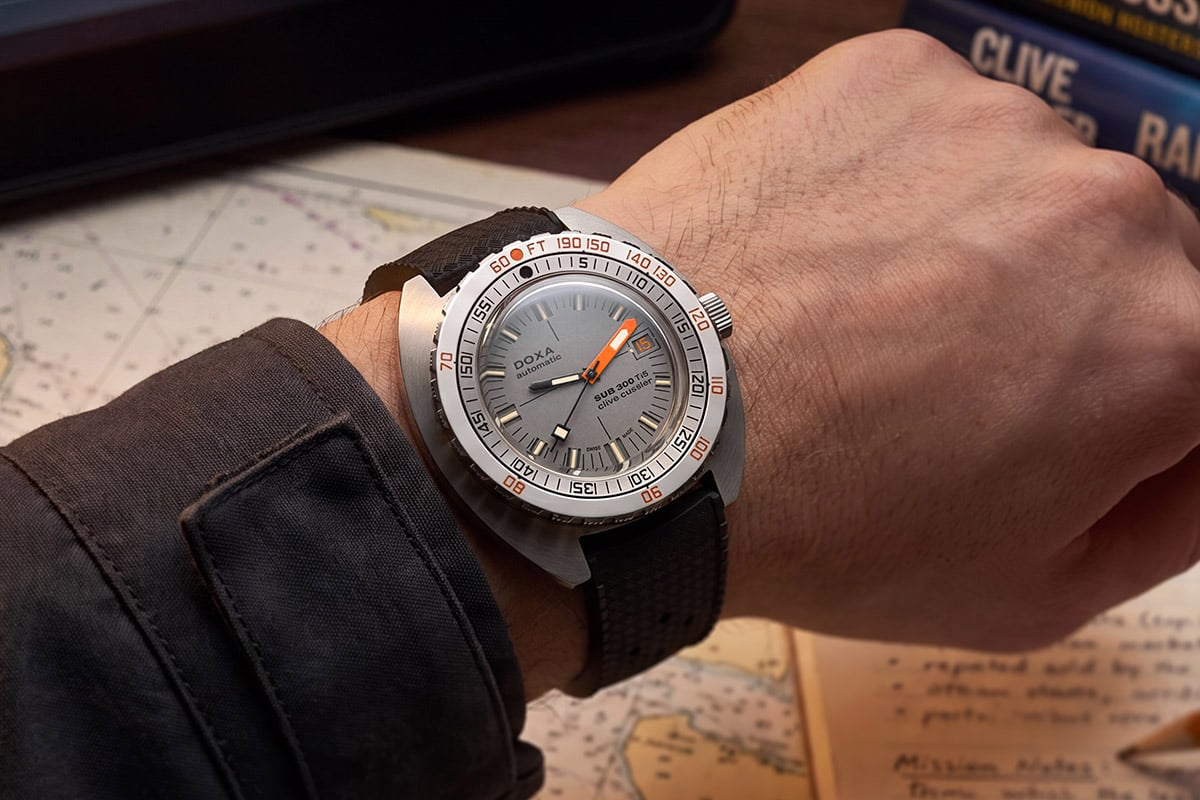 ケース径は42.50mm。視認性の高さから伝統的に用いられる「ドクサオレンジ」がアクセント。