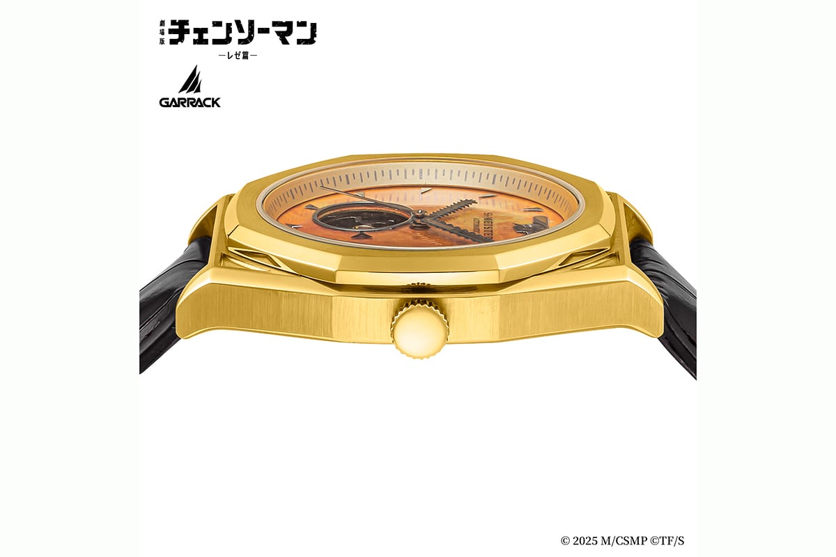 チェンソーマンモデルのケースはゴールドカラー。