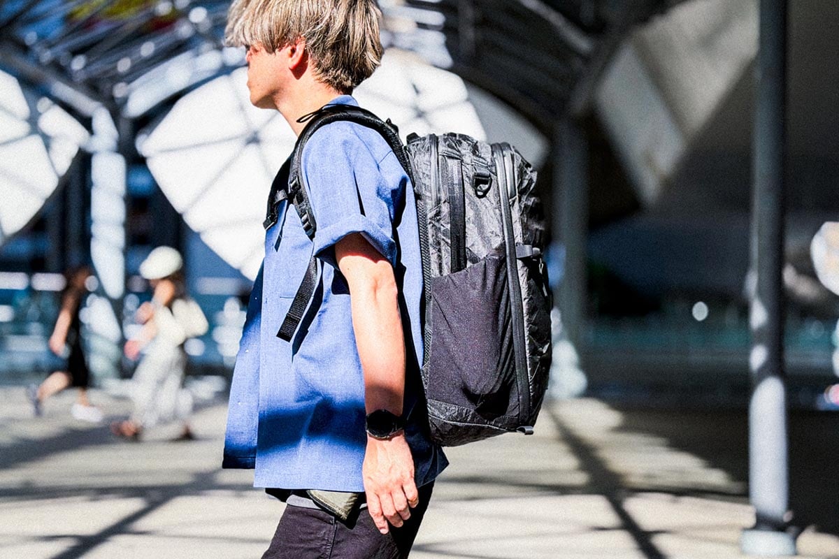 ▲横から見ると、35Lならではの頼もしい厚みがあります。数日分の出張荷物を詰めても型崩れせず、スマートな印象をキープできるのが魅力です。なお「トラベルパック4」は35Lと28Lの2サイズ展開。普段使いを重視するなら28Lを選ぶのもおすすめです。