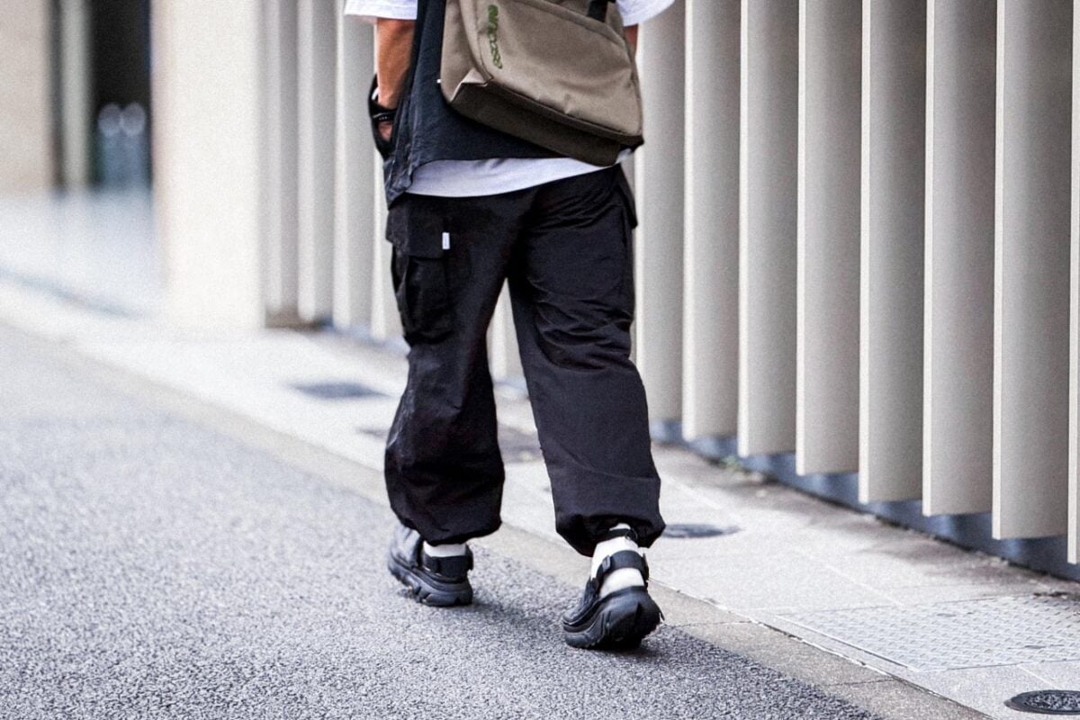 長距離を歩く日は、バックストラップを装着してスニーカーサンダル仕様に。かかとがしっかりホールドされ、歩行時のストレスを軽減します。