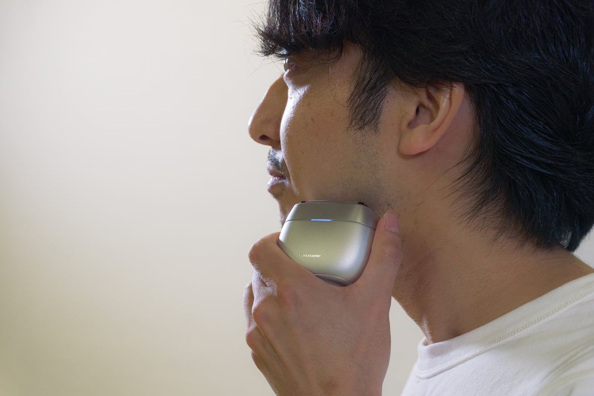 本体を手のひらで包み、肌の上をなぞるように動かすパームイン独自の使用スタイル。ハンドルを握る従来型とは異なる操作感が、シェービング体験そのものを更新した