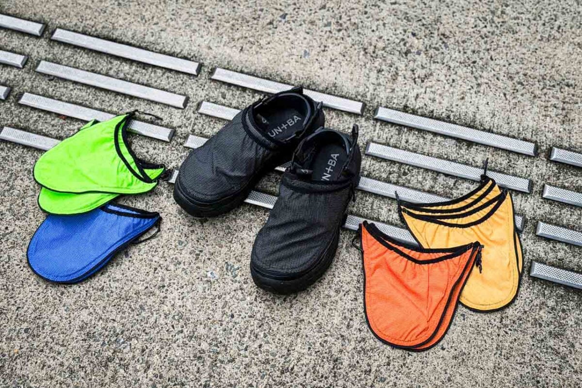 カラー展開は「BLACK+BLUE+LIME」と「BLACK+YELLOW+ORANGE」の2種類。それぞれ名前のとおり、3色のカバーが付属します。ベースが黒なので様々なボトムスに合わせやすく、アクセントカラーがスタイリングの差し色として機能します。