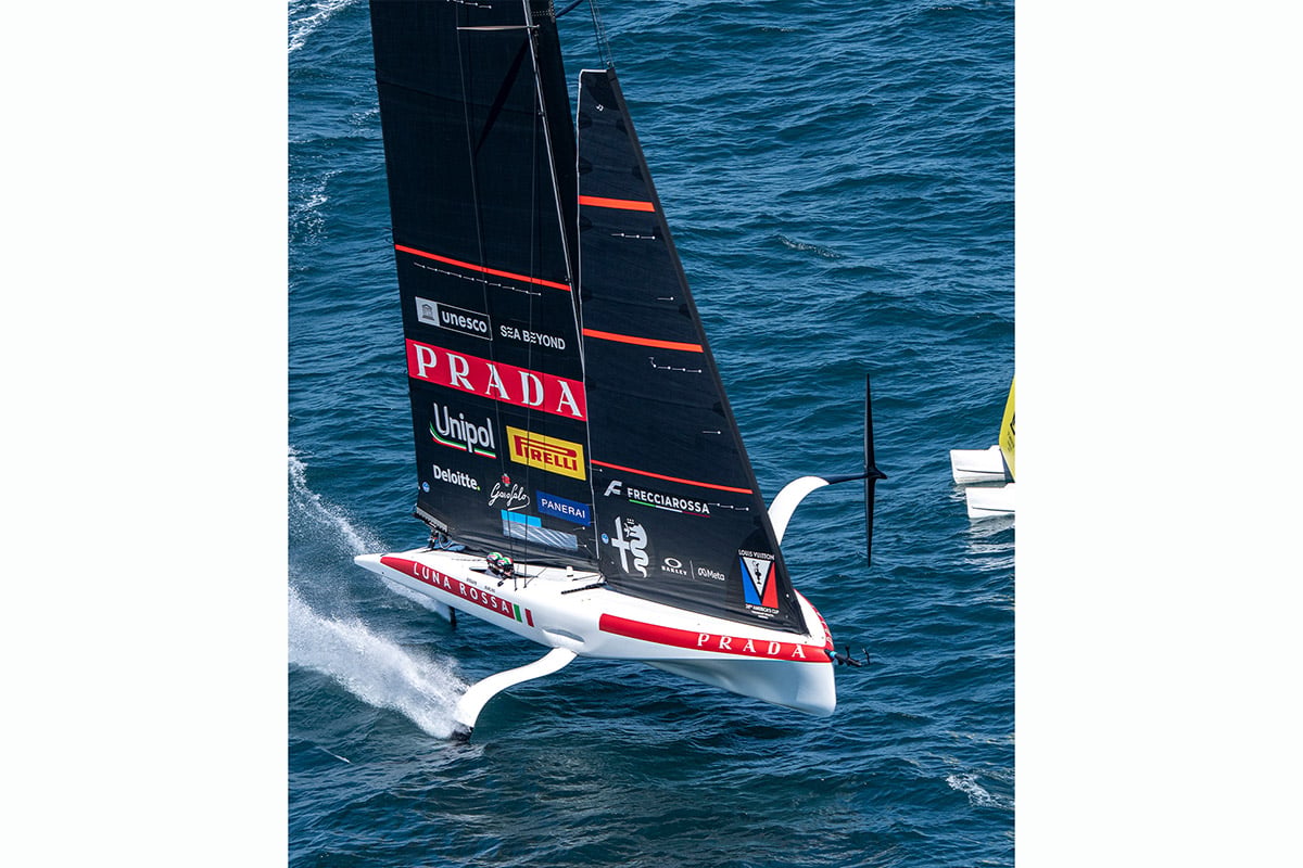 レッドをチームカラーとするルナ・ロッサ艇の勇姿。