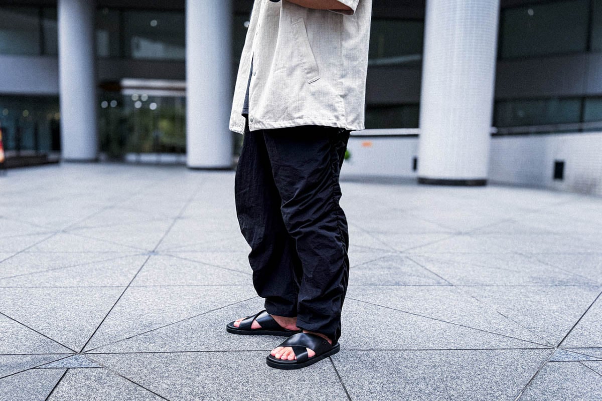 ナイロンパンツのようなカジュアルな一本でも、足元がレザーだと大人の落ち着きが出ます。合わせる服装を選ばないのは、ブラック一色というミニマルさゆえ。