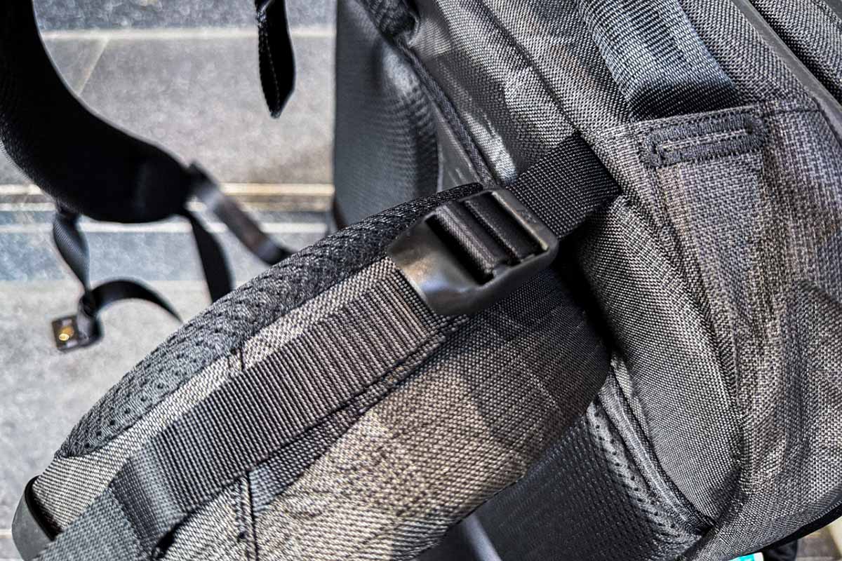 ハーネス上部には、大型ザックにも使われる荷重調整の仕組み「ロードリフター」を装備。このストラップを引いて荷物を背中へ引き寄せるだけで重みが分散され、長時間の移動や出張による疲労感を大きく軽減してくれます。