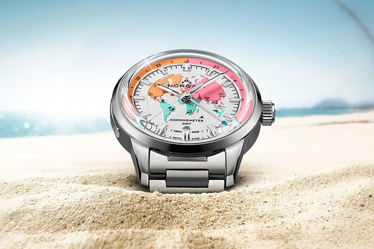 「旅の楽しさ」をテーマにした「Enjoy Life」コレクション新作は初のGMT搭載モデル。カラフルな世界地図とそこに描かれたアイコンが楽しい気分を演出する。