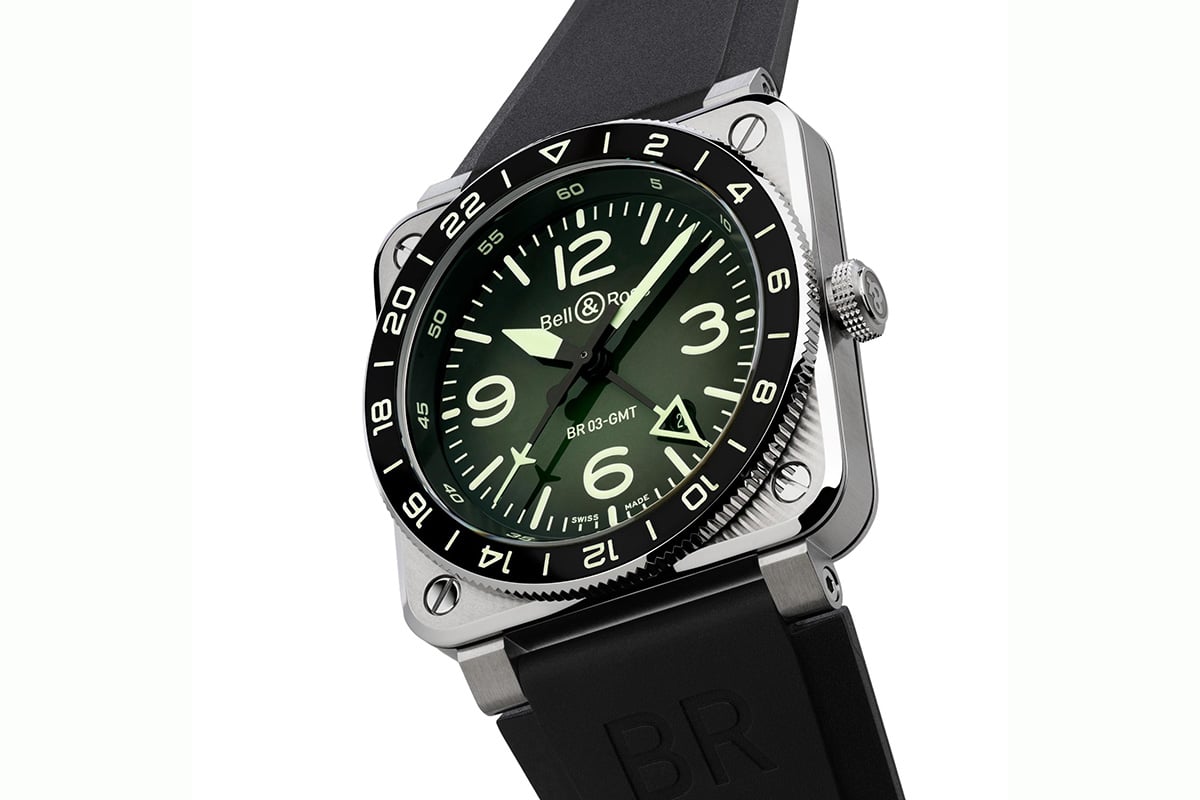 上下方向のグリーングラデーションダイヤルを備えた「BR-03 GMT グリーン ラム」。GMT搭載。暗所では機能的な各表示部がグリーンのスーパールミノバで発光しデザイン的にも華やか。