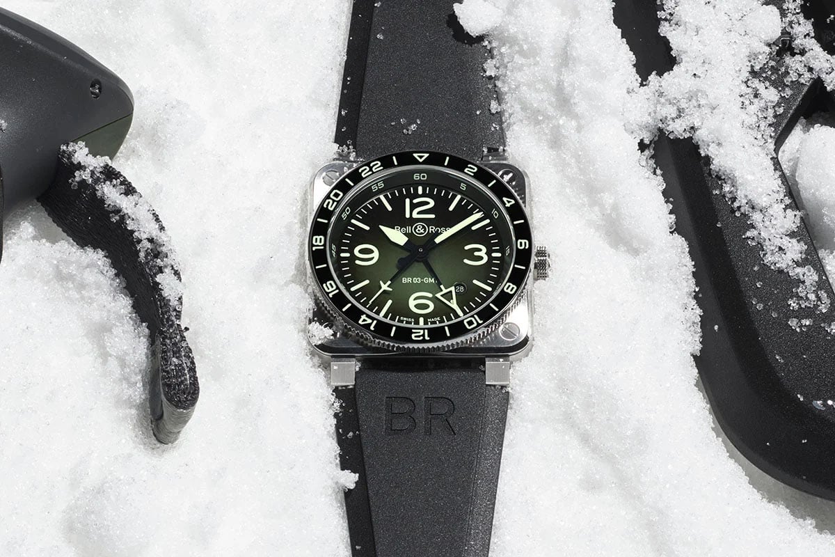 上下方向のグリーングラデーションダイヤルを備えた「BR-03 GMT グリーン ラム」。GMT搭載。暗所では機能的な各表示部がグリーンのスーパールミノバで発光しデザイン的にも華やか。