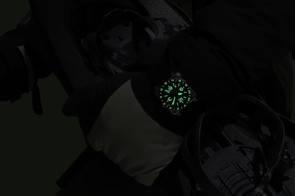 上下方向のグリーングラデーションダイヤルを備えた「BR-03 GMT グリーン ラム」。GMT搭載。暗所では機能的な各表示部がグリーンのスーパールミノバで発光しデザイン的にも華やか。