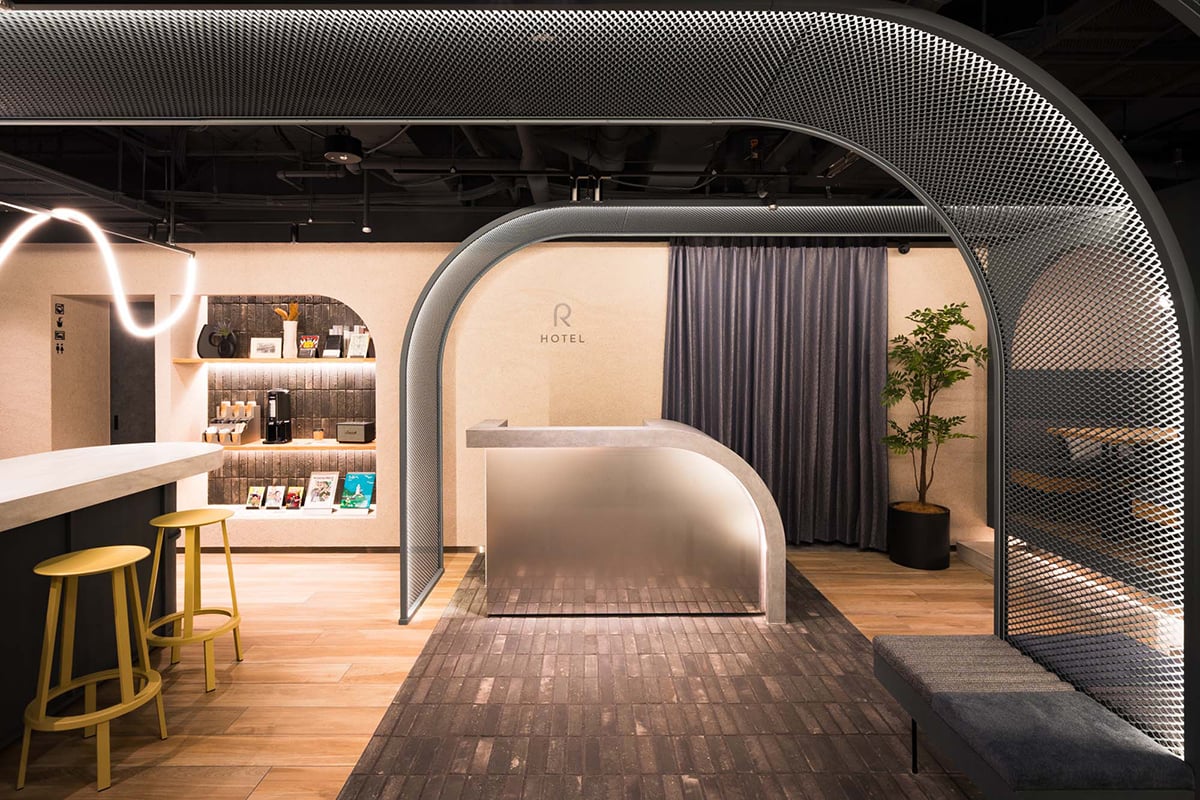 改札を抜けた先のコンコースをイメージしたFront／Lounge