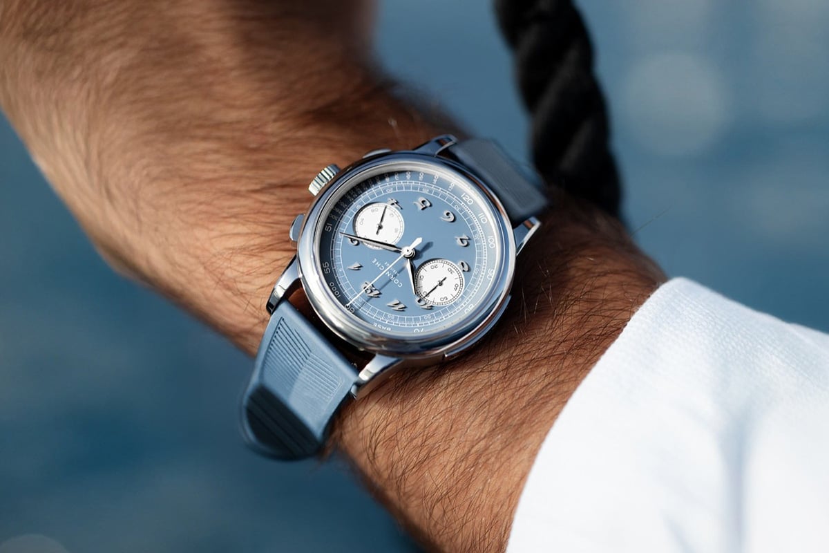 コーニッシュから登場の限定モデルは、爽やかなベビーブルーのセラミックダイヤルを備えたSEIKO VKメカクォーツムーブメント搭載のクロノグラフ。