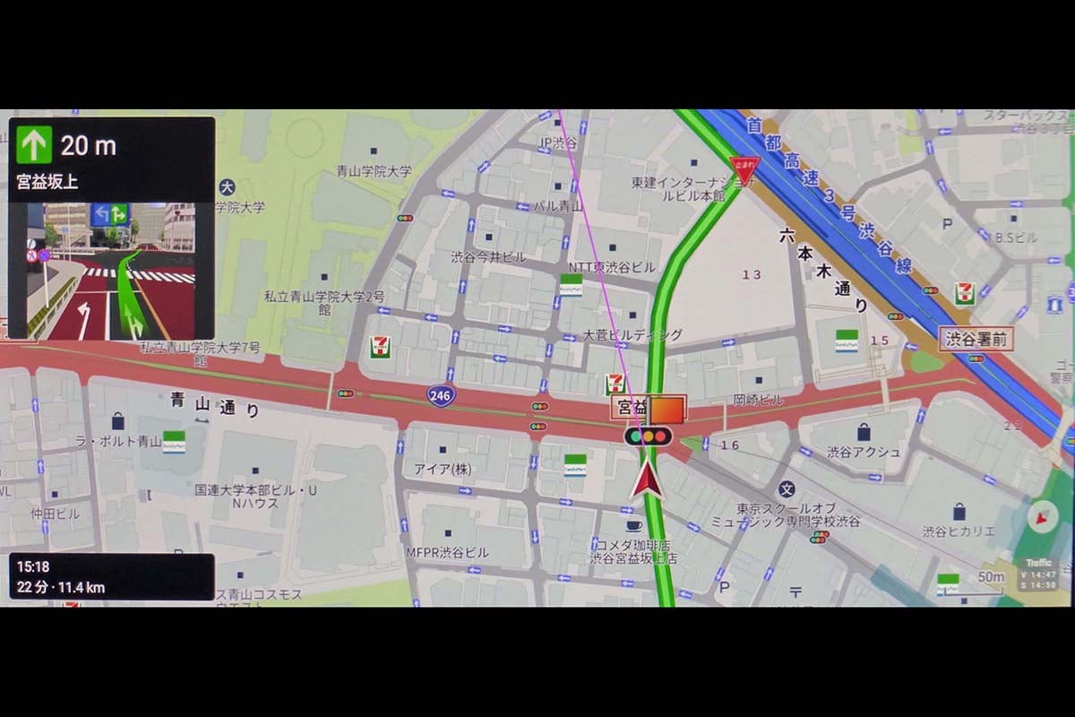 この分岐点に近づくとリアルなCGには路面のカラー舗装まで再現。音声案内では「右車線を進んでください。その後すぐ左です」とガイドした