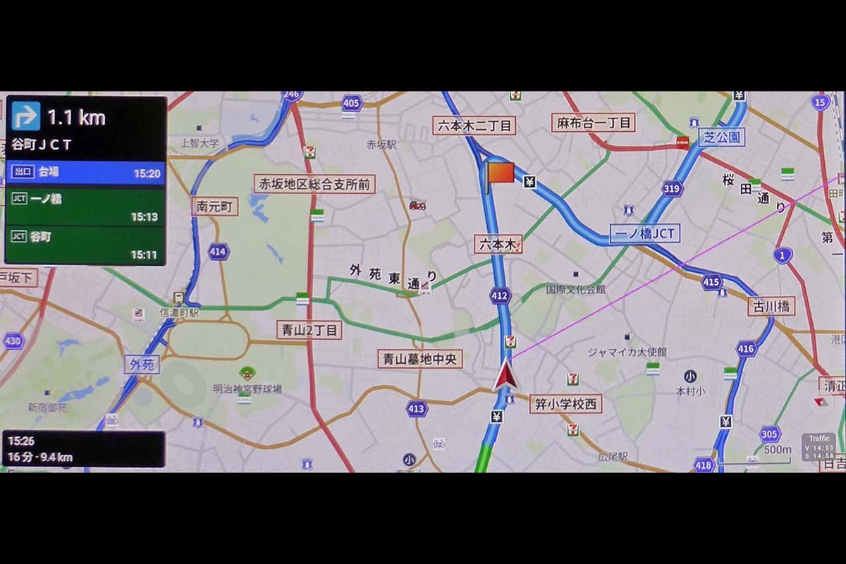 高速道路に入ると案内ルートはブルーで表示された。左上には各施設ごとの装着予想時刻が最大3つまでを表示するが、距離表示は次の分岐点までだけが案内される