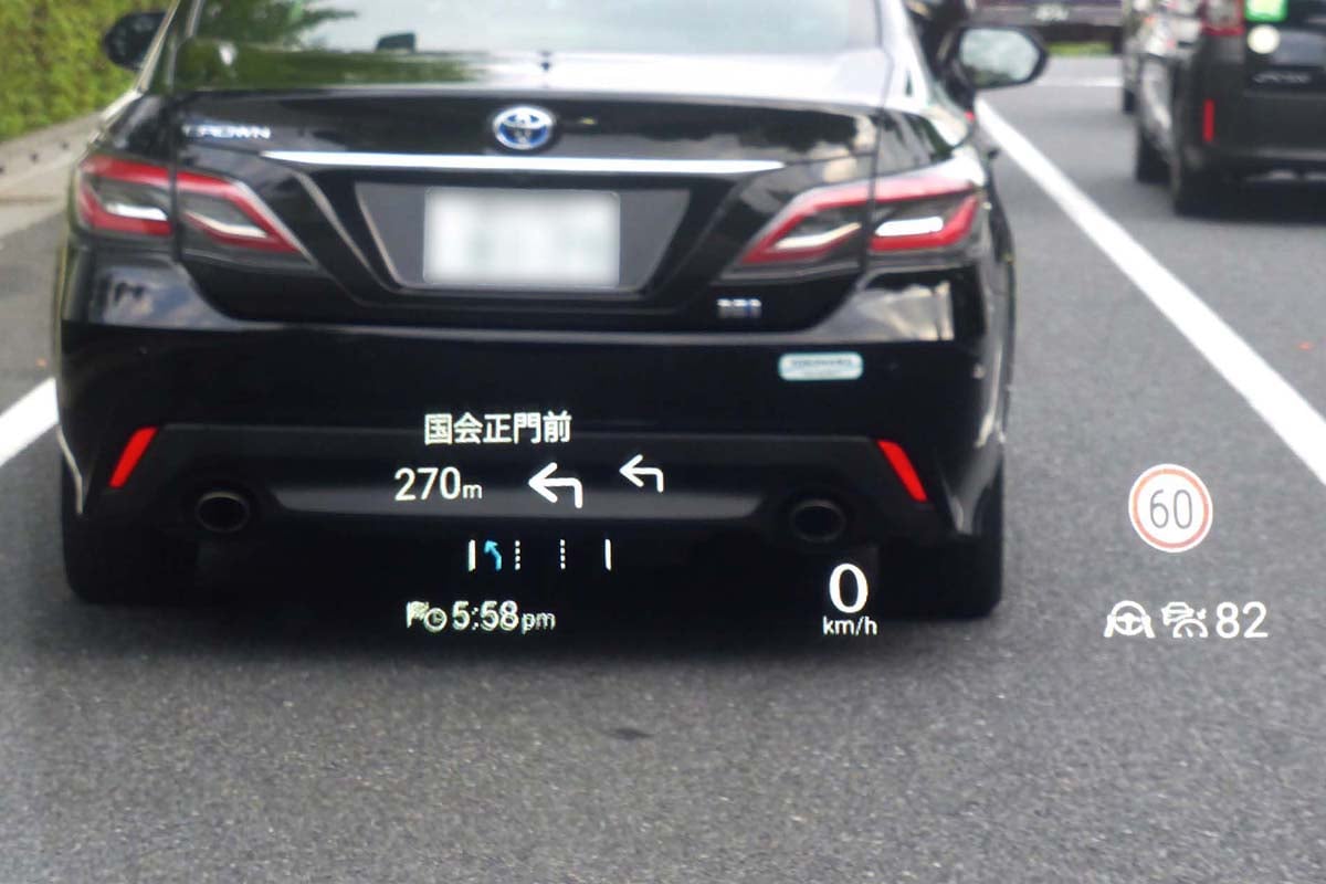 車載システムとして機能しているため、「COCCHi for Automotive」の案内はそのままヘッドアップディスプレイにも反映されていた