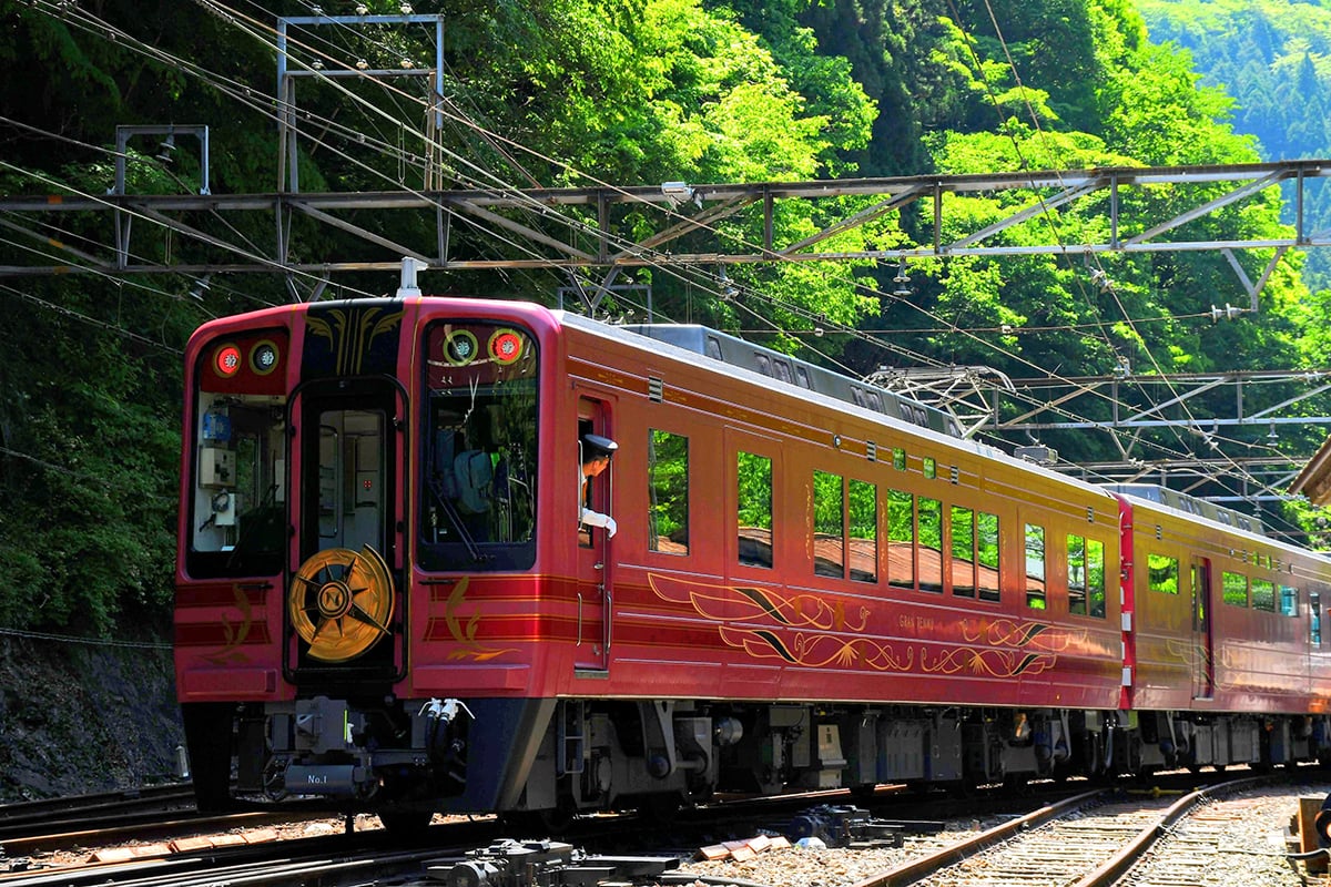 約100年ぶりに車内食事サービスが復活!? 難波駅と極楽橋駅を結ぶ 南海電鉄の新観光列車「GRAN天空」で行く 世界遺産・高野山を巡る2泊3日のバスツアーとは