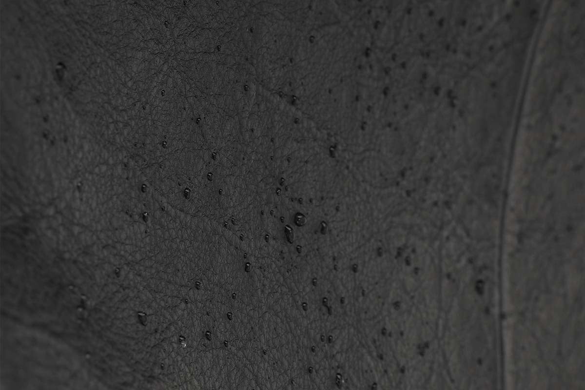 メイン素材の「撥水ライトレザー」は、空打ちで生まれるシワのテクスチャーとソフトな手触り、軽さが魅力