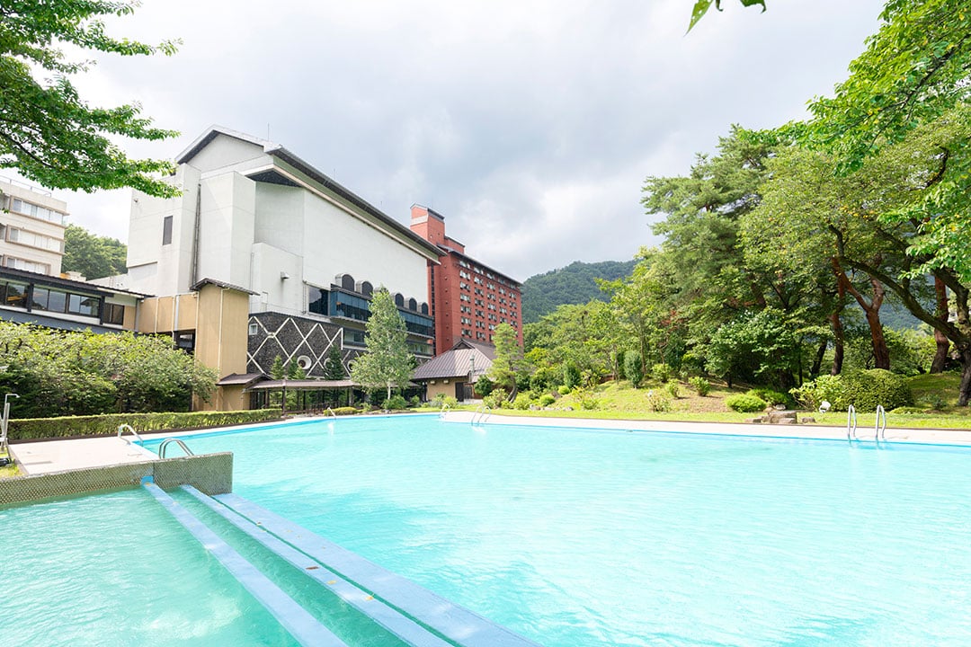 開放感あふれる「屋外プール」