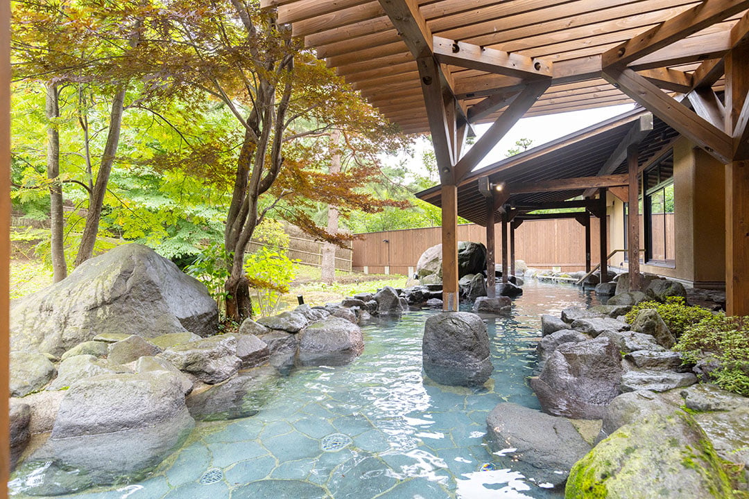 日本庭園を眼前に望む露天風呂