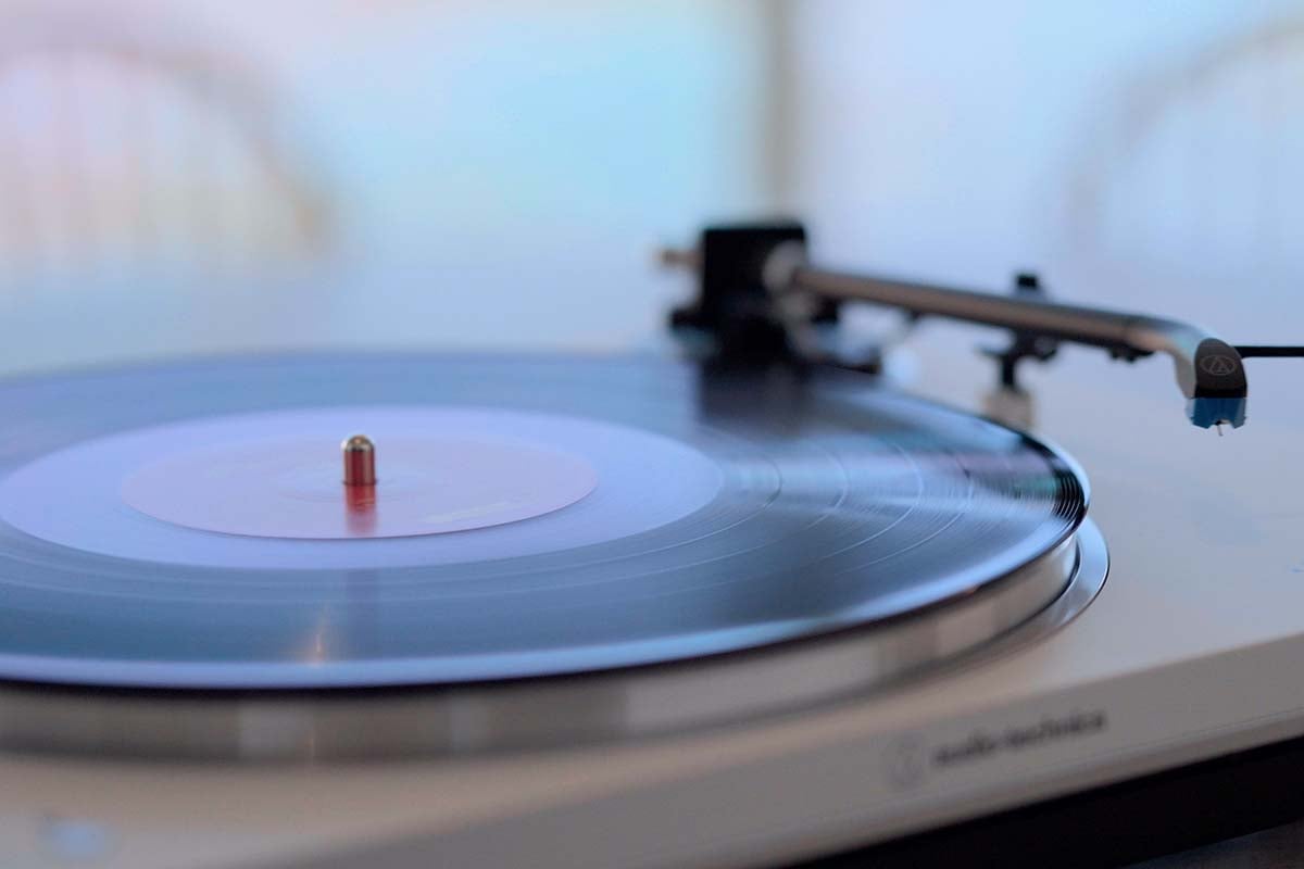 海を眺めレコードで聞く音楽も最高の思い出となるでしょう