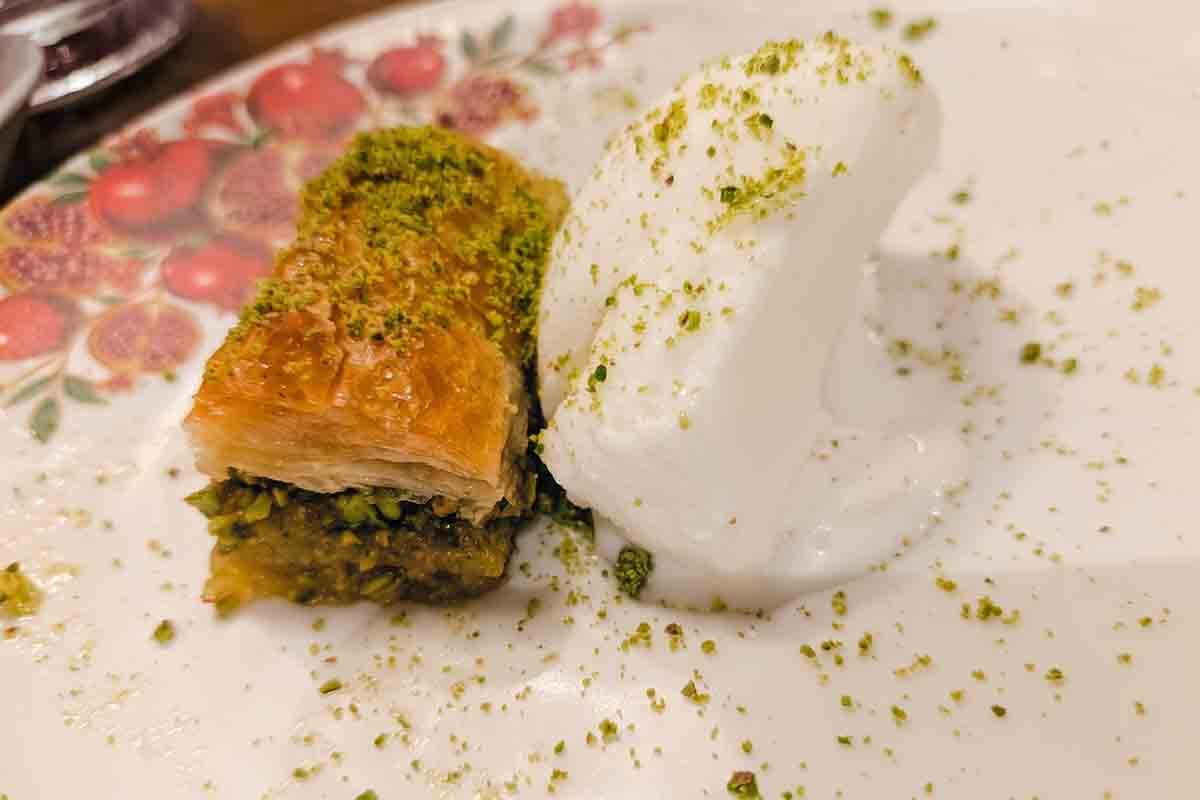 トルコの代表的な伝統スイーツ「バクラヴァ」と「トルコアイス」。甘くて美味しい