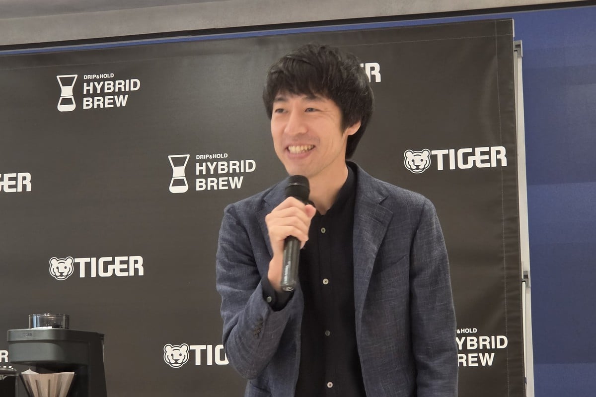 発表会にゲストとして登壇したPHILOCOFFEA代表の粕谷哲氏。今回は製品開発や監修に関わった立場ではなく、世界大会優勝経験を持つバリスタとして、抽出法や新製品の味づくりを専門家の視点から解説した。