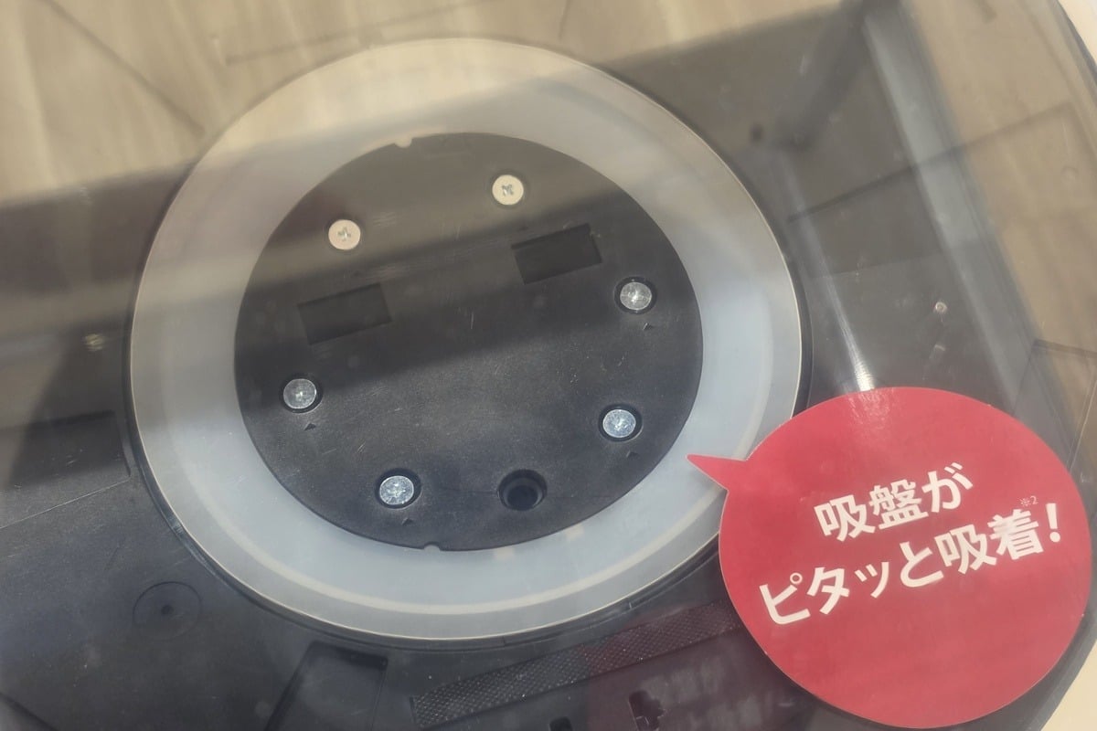 展示機の内側から見た吸盤部分。半透明の円形部品がシリコン製の吸盤で、テレビが倒れようとする力を受けたときに変形し、吸着力を生み出す。