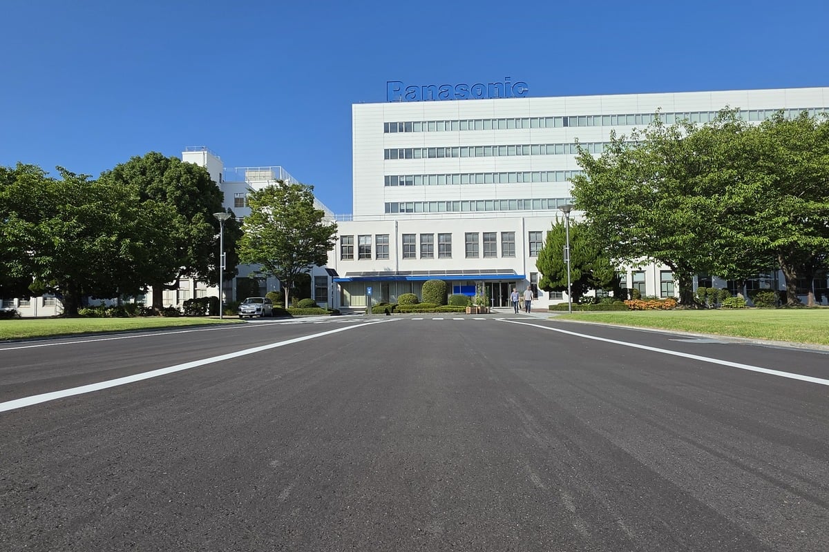 パナソニック福岡事業所。電話やドアホンなど、暮らしの安心と人のつながりを支える通信関連製品の開発・設計、品質評価を担う。