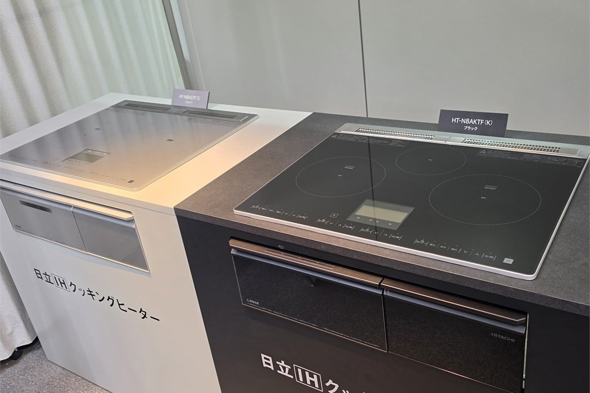 発表会で比較用に展示されていた現行のグリル付きIH。天板後方の排気口に加え、キッチン前面にはグリル部が現れる。長く“当たり前”だった構成を、MUTRALは改めて問い直した。