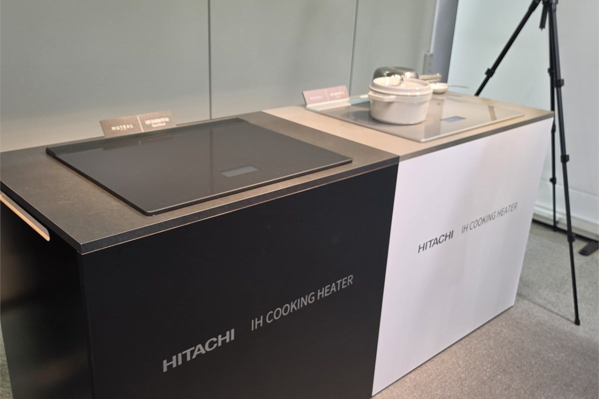 発表会会場に展示されたMUTRALのマットブラックとシルバー。グリルを持たないためキッチン前面の意匠を連続させやすく、トッププレートも周囲の素材となじむように仕上げられている。