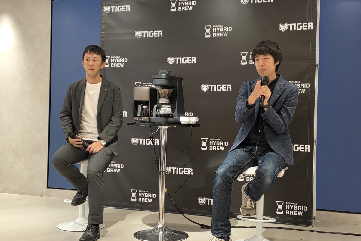 トークセッションでは、タイガーの商品開発担当・久木野景介氏（左）と粕谷氏（右）が登壇。メーカー側の開発思想と、外部のプロが培ってきた抽出理論を照らし合わせながら、新製品の味づくりを語った。