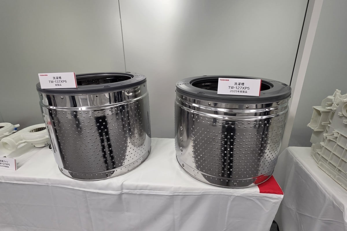 左が新型TW-137XP6、右が2025年度モデルTW-127XP5の洗濯槽。新型は奥行きを35mm広げ、槽容積を78.1Lから85.3Lへ約9%拡大した。乾燥7kg時にも衣類が動く余裕をつくる。