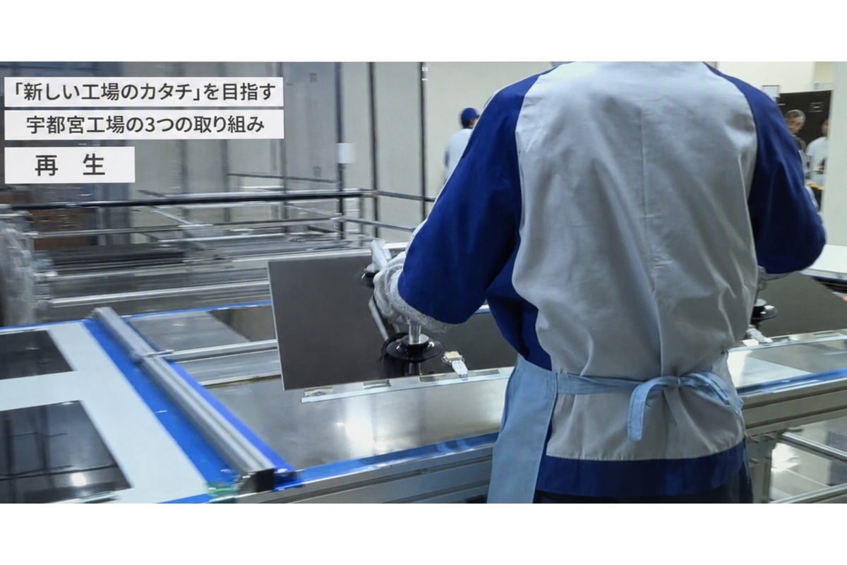 宇都宮工場で、再生工程のテレビから液晶パネルを吸着装置で持ち上げる作業の様子。繊細なパネルを確実に保持する工場の吸盤技術が、家庭用テレビを倒れにくくするスタンドの着想につながった。