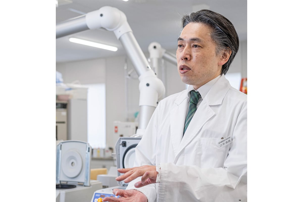 過去の取材で撮影した研究室での辻井教授。ごはんの「ほのかな甘み」を手がかりに、共同研究は炊飯器による違いを還元糖量で捉えようとしてきた。日々の食卓で感じる味わいを、食品科学の側から解き明かす。