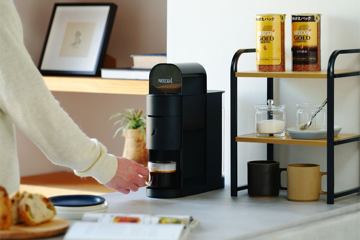 朝食の風景に溶け込むkotone。コーヒーメーカー単体の造形を見るだけでなく、食器や家具、日用品と同じ空間に置かれたときに違和感がないかまで考えると、「家電として捉えない」という発想の意味が見えやすい。
