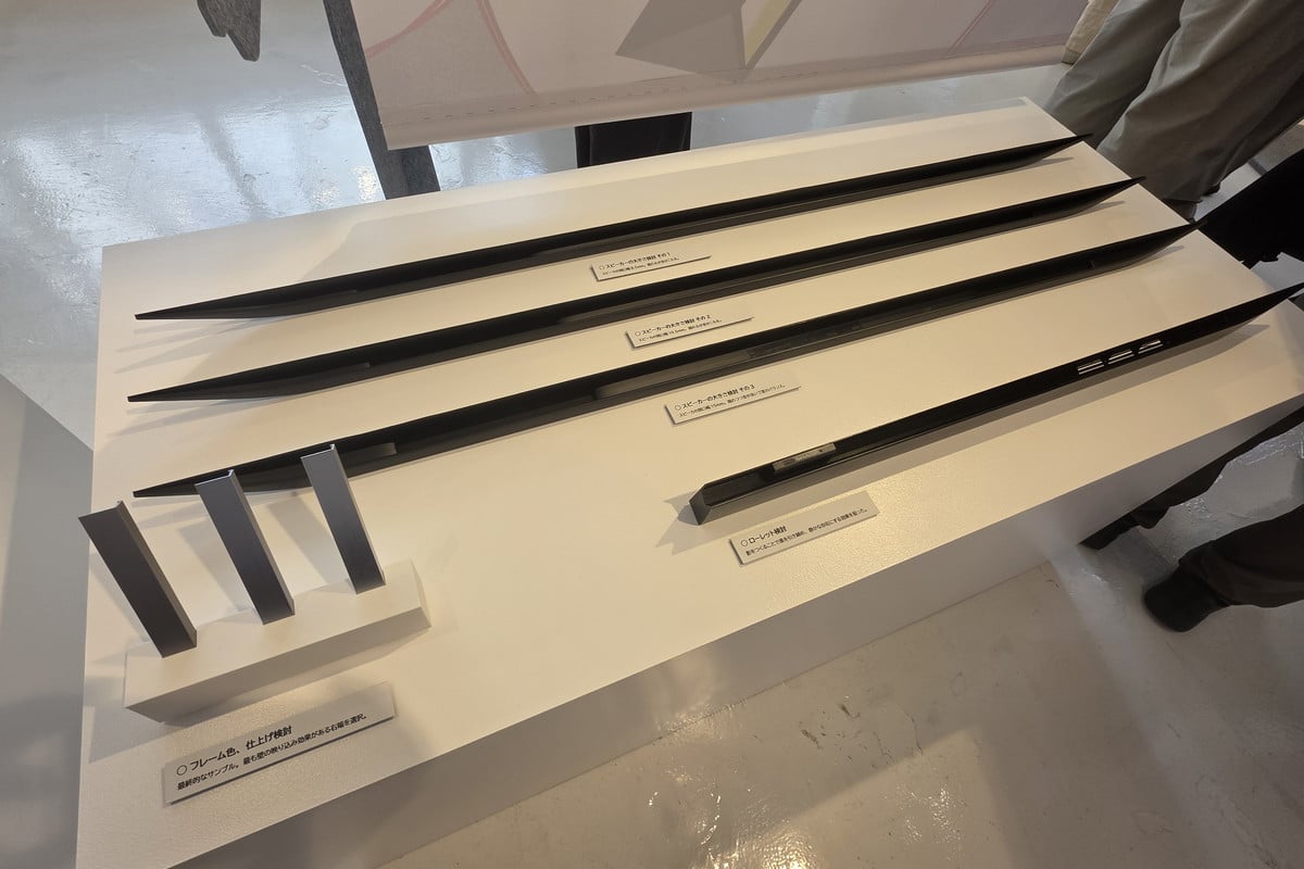 テレビのフレームやスピーカーまわりの検討サンプル。薄いテレビではわずかな厚みや色味も映像への没入感を左右する。普段は完成品の中に消えてしまう、細部の試行錯誤が見える展示だった。