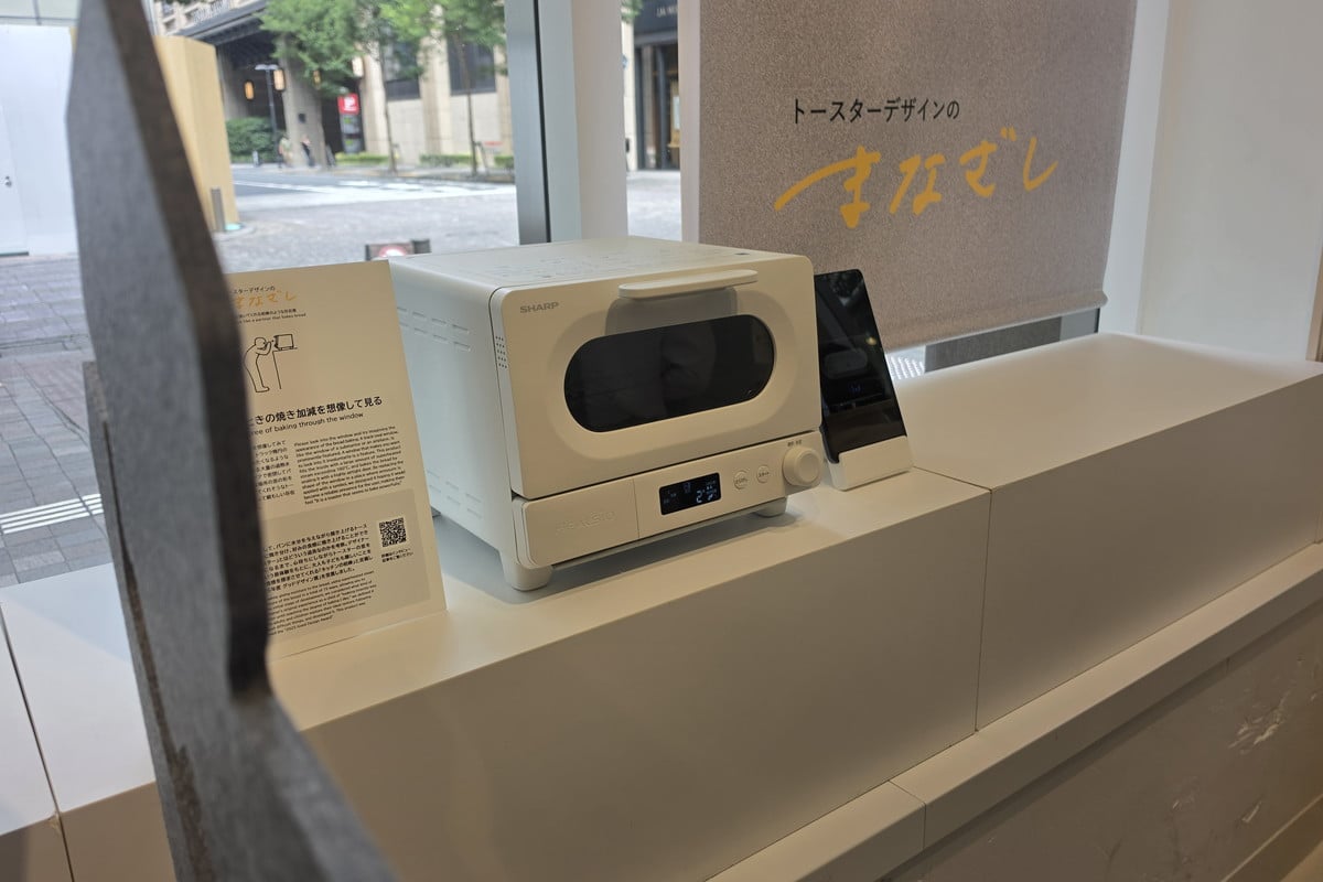 ウォーターオーブントースター「AX-WT1」。窓を覗き込み、焼き上がりを待つ人の行動そのものがデザインの起点。機械としての精密さだけでなく、“相棒”のような親しみを感じさせる佇まいを目指した。