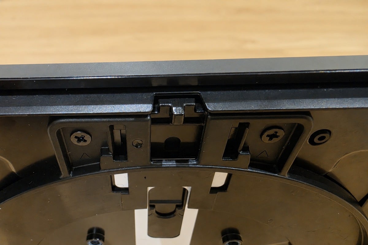 スタンド内部の吸着解除機構。スイッチの操作を機械的に弁へ伝え、吸盤内部へ空気を取り込むことで吸着を解除する。